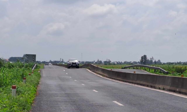 Tận thấy c&ocirc;ng nh&acirc;n dặm v&aacute; &ldquo;ổ g&agrave;&rdquo; tr&ecirc;n tuyến Lộ Tẻ - Rạch Sỏi- Ảnh 2.