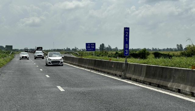 Tận thấy c&ocirc;ng nh&acirc;n dặm v&aacute; &ldquo;ổ g&agrave;&rdquo; tr&ecirc;n tuyến Lộ Tẻ - Rạch Sỏi- Ảnh 8.