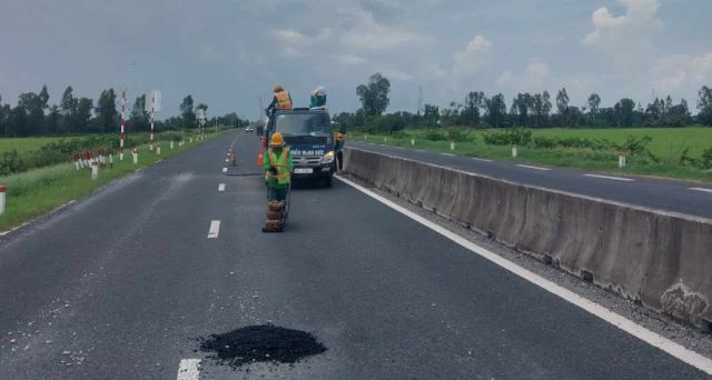 Tận thấy c&ocirc;ng nh&acirc;n dặm v&aacute; &ldquo;ổ g&agrave;&rdquo; tr&ecirc;n tuyến Lộ Tẻ - Rạch Sỏi- Ảnh 12.