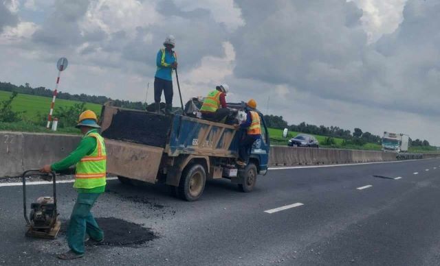 Tận thấy c&ocirc;ng nh&acirc;n dặm v&aacute; &ldquo;ổ g&agrave;&rdquo; tr&ecirc;n tuyến Lộ Tẻ - Rạch Sỏi- Ảnh 4.