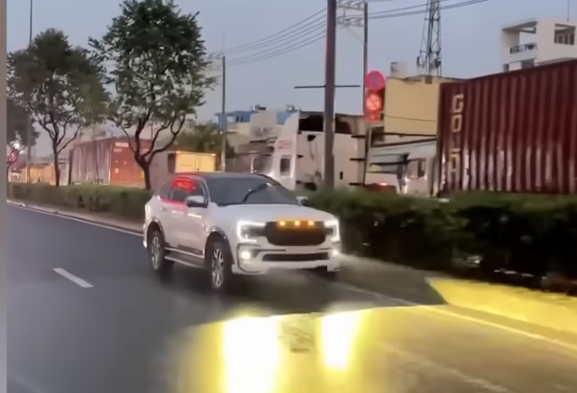 Ngăn hiểm họa từ &ocirc; t&ocirc; "độ" đ&egrave;n qu&aacute; s&aacute;ng- Ảnh 2.