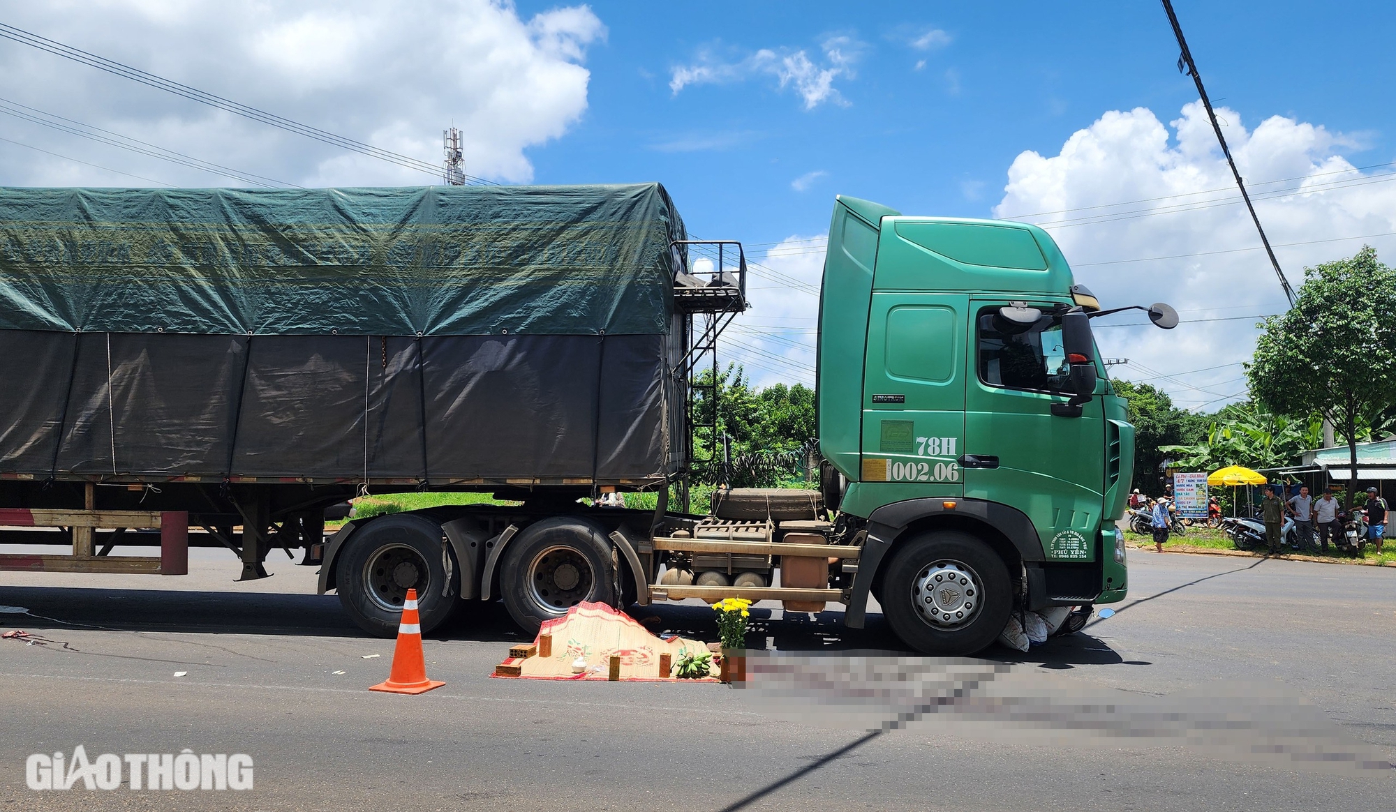 Đi v&agrave;o điểm m&ugrave; xe đầu k&eacute;o, người đ&agrave;n &ocirc;ng bị c&aacute;n tử vong- Ảnh 1.