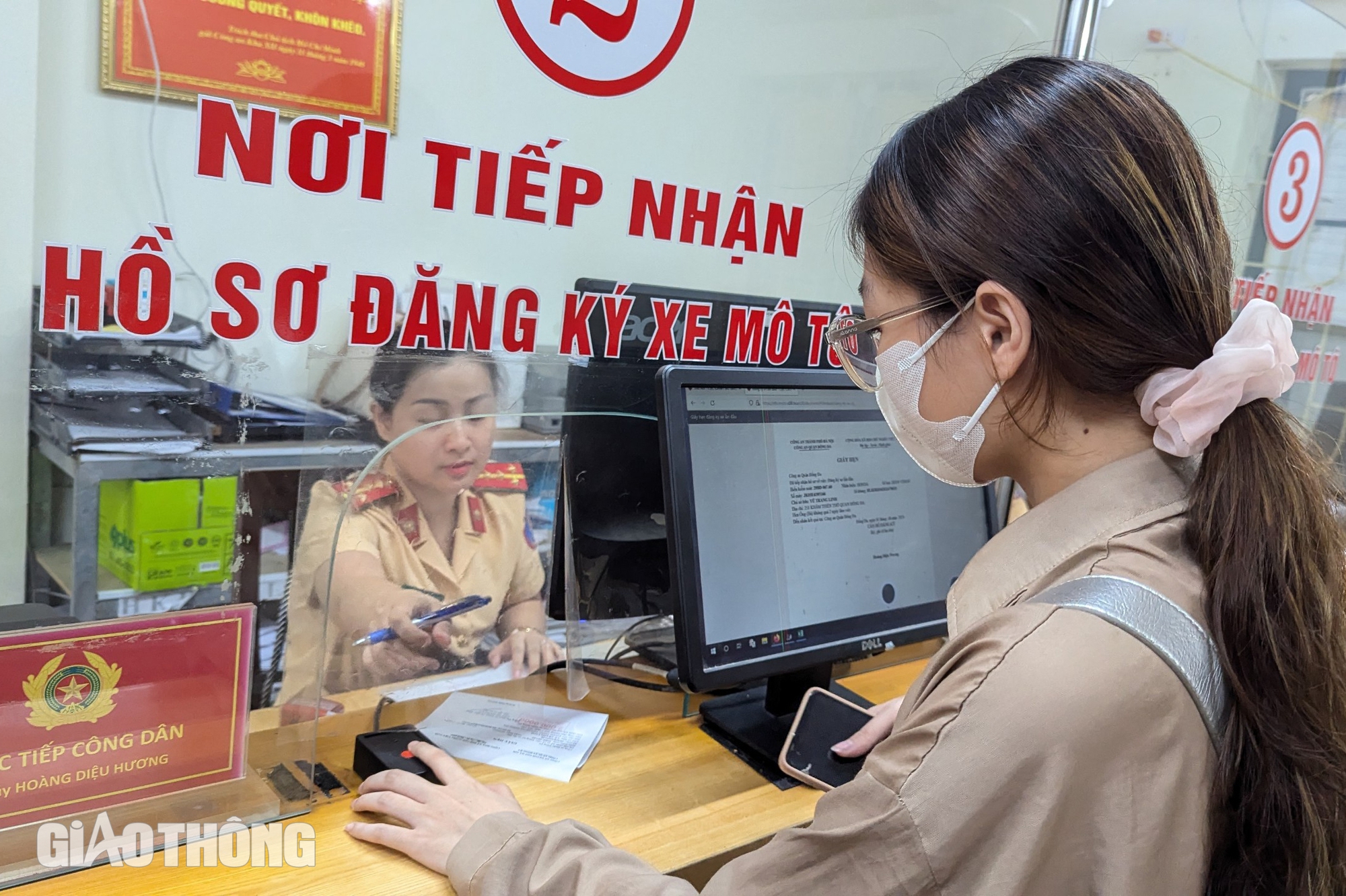 Những chủ xe đầu ti&ecirc;n đăng k&yacute;, bấm biển số tr&ecirc;n cổng dịch vụ c&ocirc;ng- Ảnh 1.