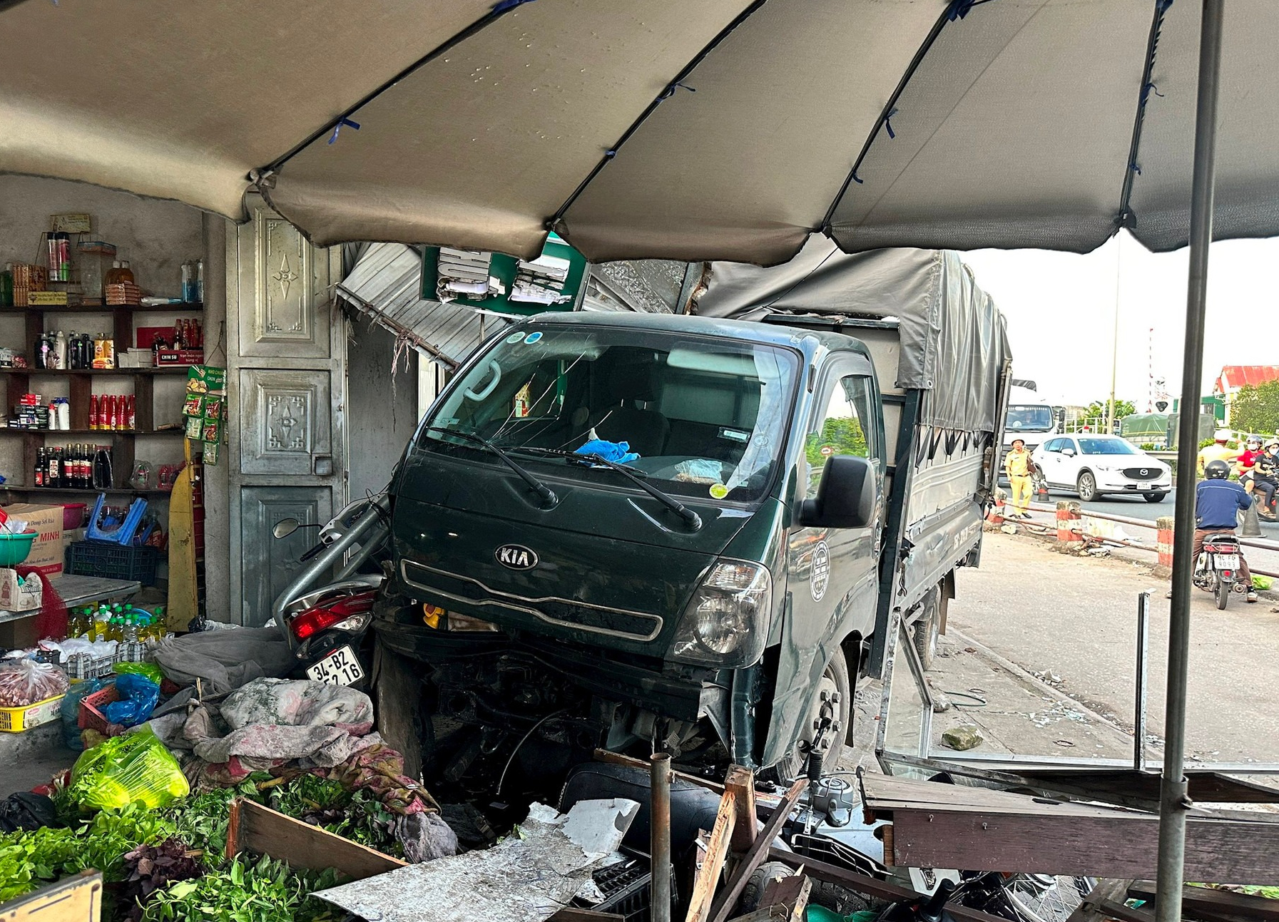 &Ocirc; t&ocirc; tải mất l&aacute;i lao v&agrave;o sạp h&agrave;ng, nhiều người may mắn tho&aacute;t nạn- Ảnh 1.