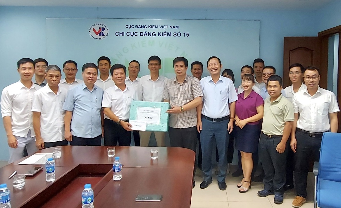 C&ocirc;ng đo&agrave;n GTVT Việt Nam thăm, tặng qu&agrave; người lao động đăng kiểm- Ảnh 1.