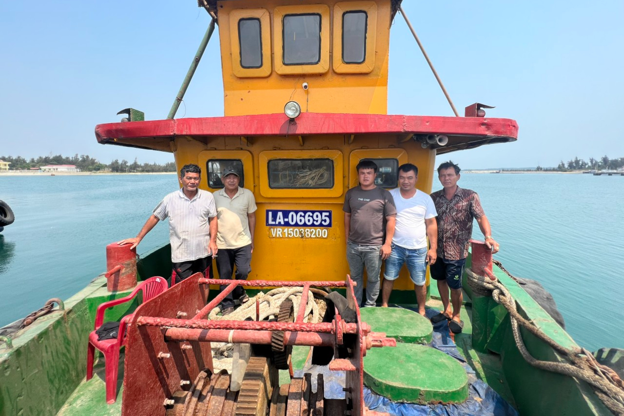 Trục vớt tàu kéo và sà lan bị chìm ở vùng biển Lý Sơn bằng cách nào?- Ảnh 1. Trục vớt tàu kéo và sà lan bị chìm ở vùng biển Lý Sơn bằng cách nào?- Ảnh 1.