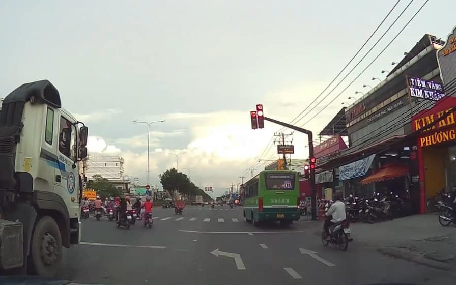 TP.HCM: Đ&igrave;nh chỉ t&agrave;i xế xe bu&yacute;t thản nhi&ecirc;n vượt đ&egrave;n đỏ tr&ecirc;n quốc lộ 22