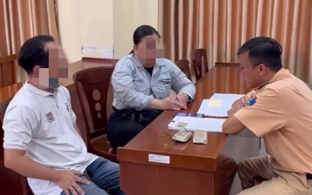 T&agrave;i xế xe bu&yacute;t độ đ&egrave;n g&acirc;y ch&oacute;i mắt bị phạt 1,5 triệu, tước giấy ph&eacute;p 2 th&aacute;ng