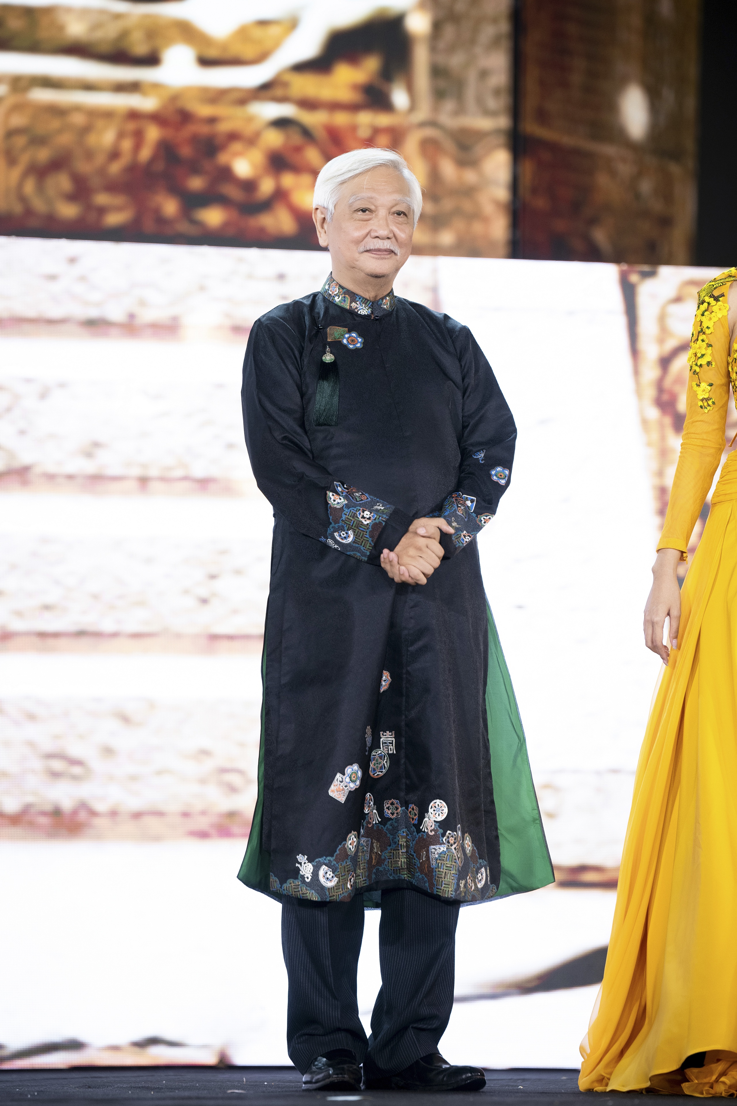 Hậu trường giờ mới kể về cuộc thi Trang phục văn h&oacute;a d&acirc;n tộc- Ảnh 4.