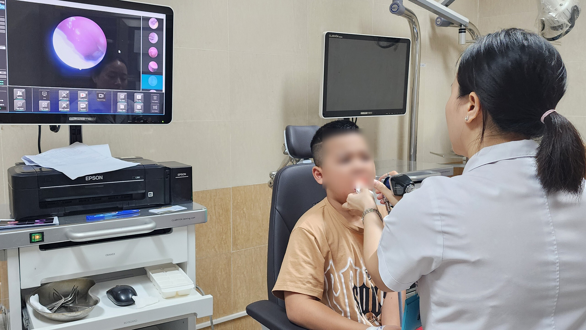 Mắc vi&ecirc;m tai mũi họng v&igrave; bơi lội ng&agrave;y h&egrave;- Ảnh 1.