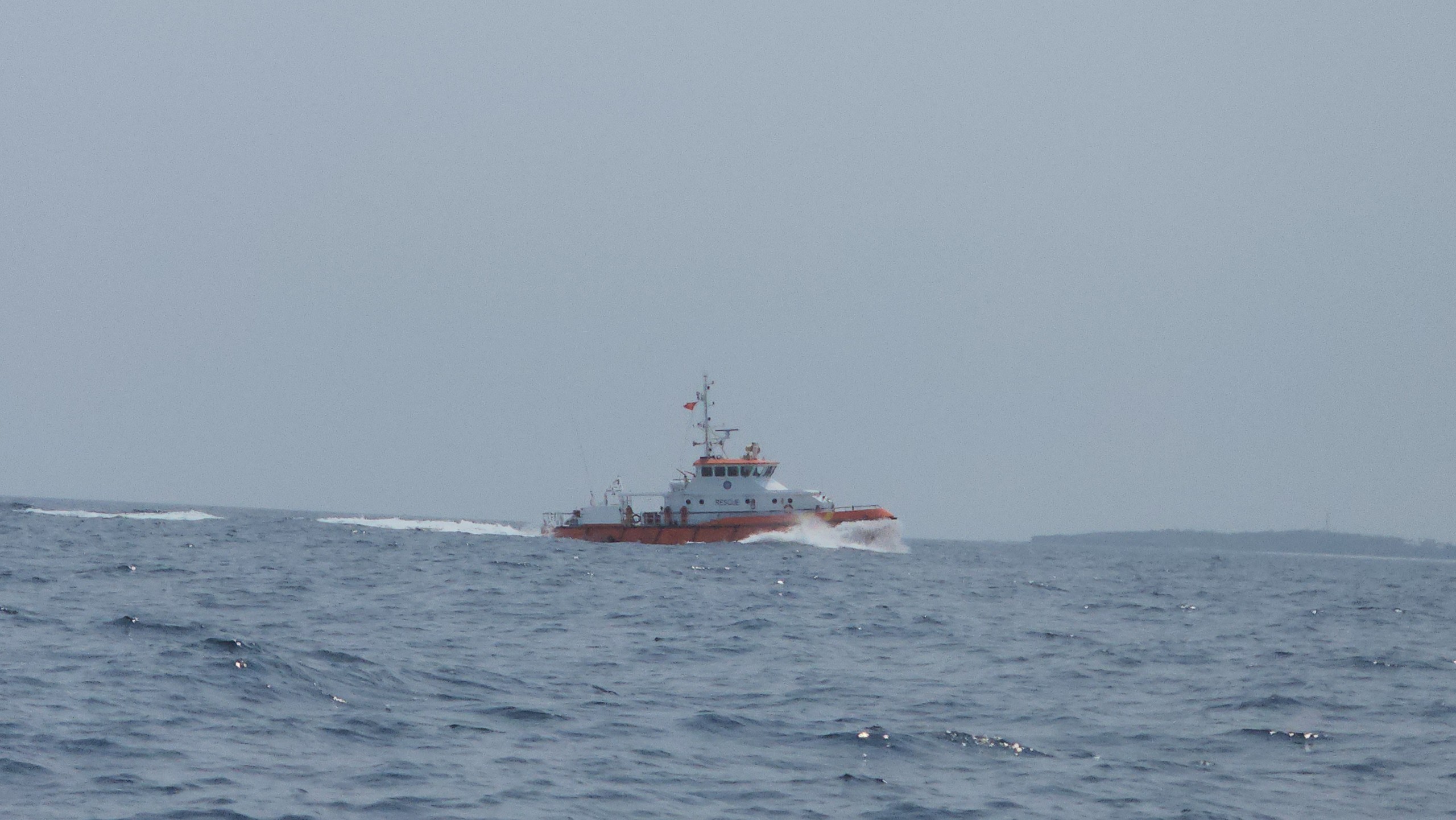 Trục vớt tàu kéo và sà lan bị chìm ở vùng biển Lý Sơn bằng cách nào?- Ảnh 3. Trục vớt tàu kéo và sà lan bị chìm ở vùng biển Lý Sơn bằng cách nào?- Ảnh 3.