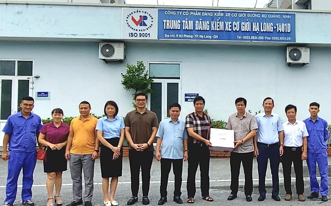 C&ocirc;ng đo&agrave;n GTVT Việt Nam thăm, tặng qu&agrave; người lao động đăng kiểm