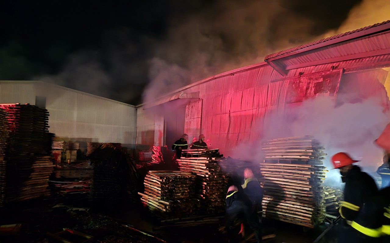 100 chiến sĩ nỗ lực dập tắt đ&aacute;m ch&aacute;y ng&ugrave;n ngụt giữa đ&ecirc;m