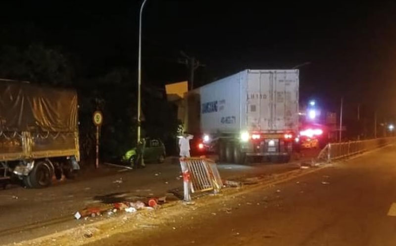 Xe container t&ocirc;ng n&aacute;t dải ph&acirc;n c&aacute;ch rồi t&ocirc;ng &ocirc; t&ocirc; tải lật nh&agrave;o.