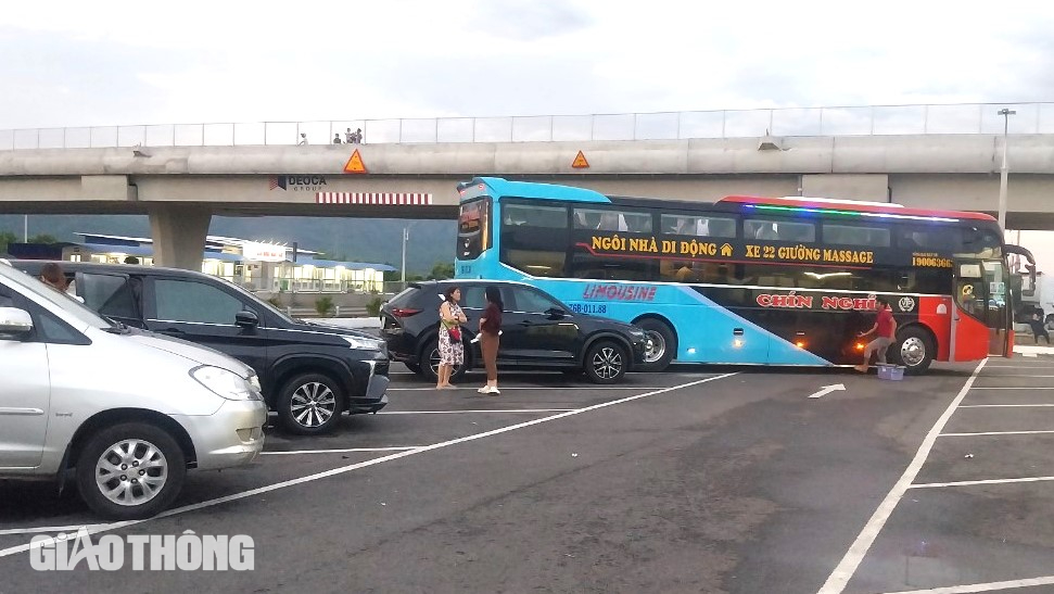 Ngỡ ng&agrave;ng với trạm dừng nghỉ tạm tr&ecirc;n cao tốc Cam L&acirc;m - Vĩnh Hảo- Ảnh 3.