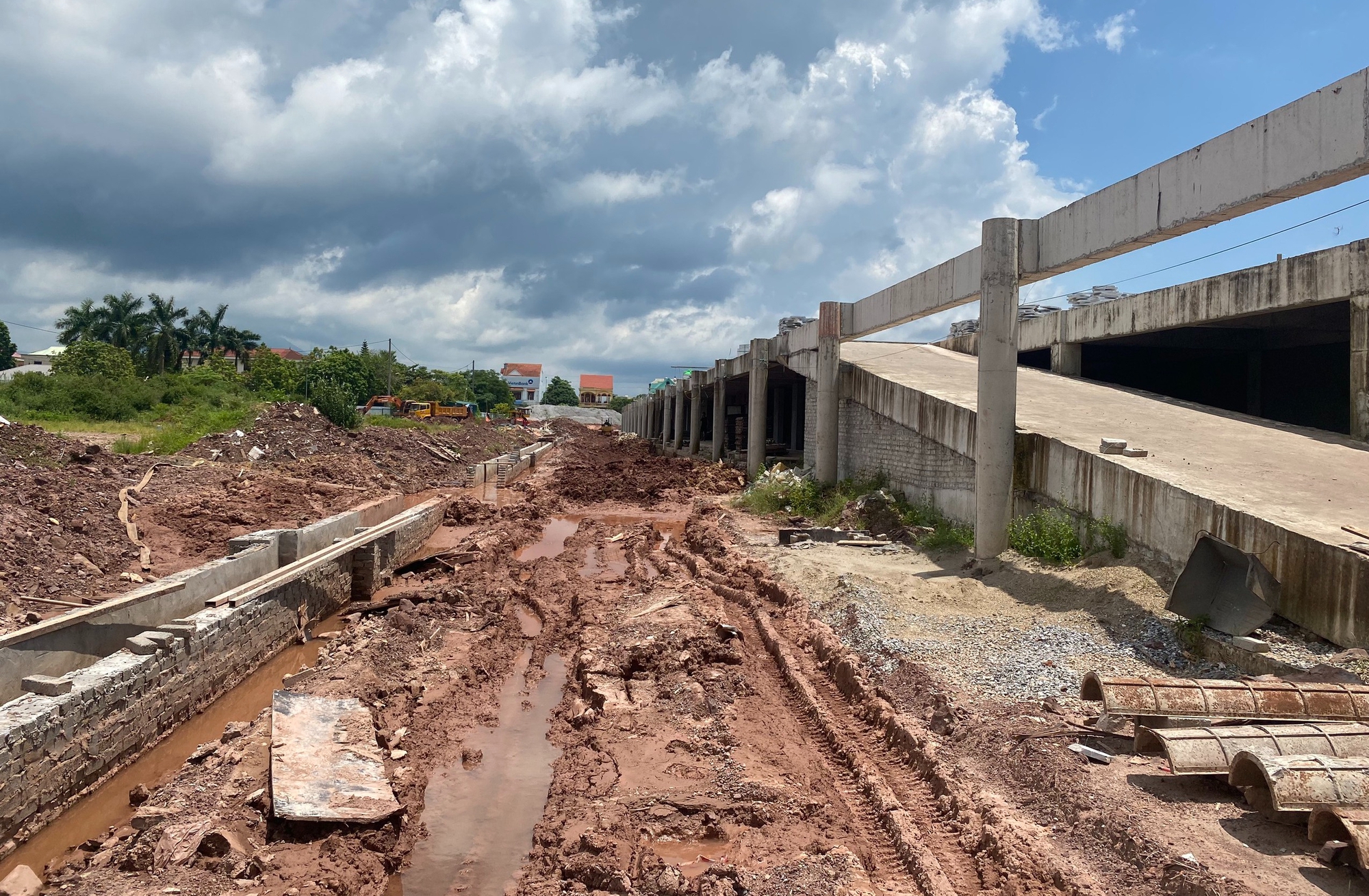 Quảng Ninh: Dự &aacute;n quảng trường h&agrave;ng triệu đ&ocirc; &igrave; ạch thi c&ocirc;ng- Ảnh 2.