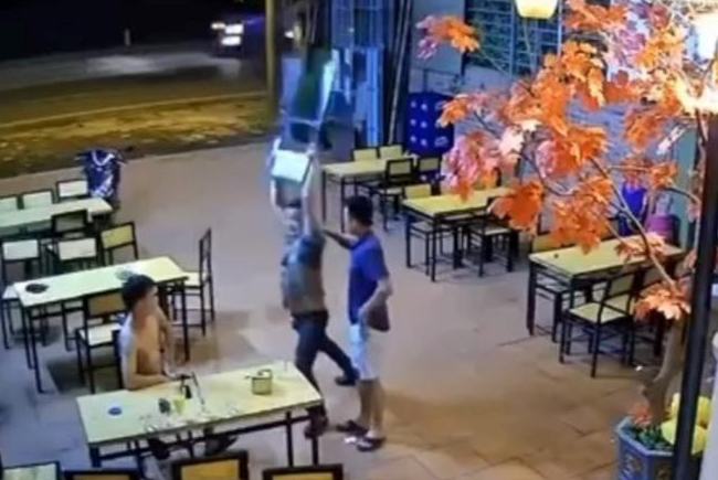 Khởi tố đối tượng v&ocirc; cớ d&ugrave;ng ghế đ&aacute;nh trọng thương người ở ph&ograve;ng tr&agrave; Đỗ Hiếu- Ảnh 1.