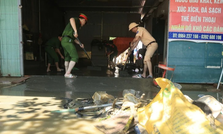 Sau lũ r&uacute;t, người d&acirc;n ngoại th&agrave;nh H&agrave; Nội tất tả đưa cuộc sống trở lại b&igrave;nh thường- Ảnh 2.