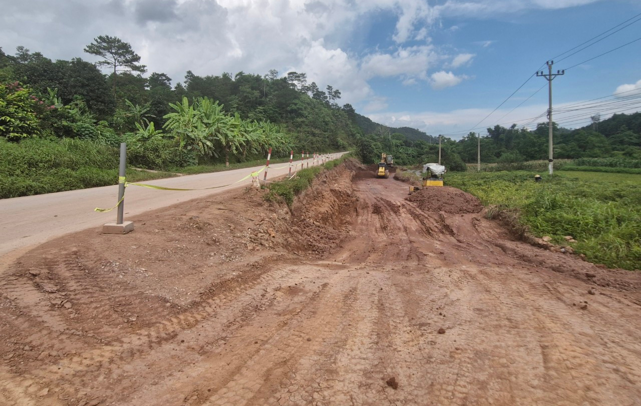 Lạng Sơn: Ph&aacute;t động thi đua 200 ng&agrave;y đ&ecirc;m ho&agrave;n th&agrave;nh n&acirc;ng cấp đoạn Km18-Km 80 quốc lộ 4B- Ảnh 1.