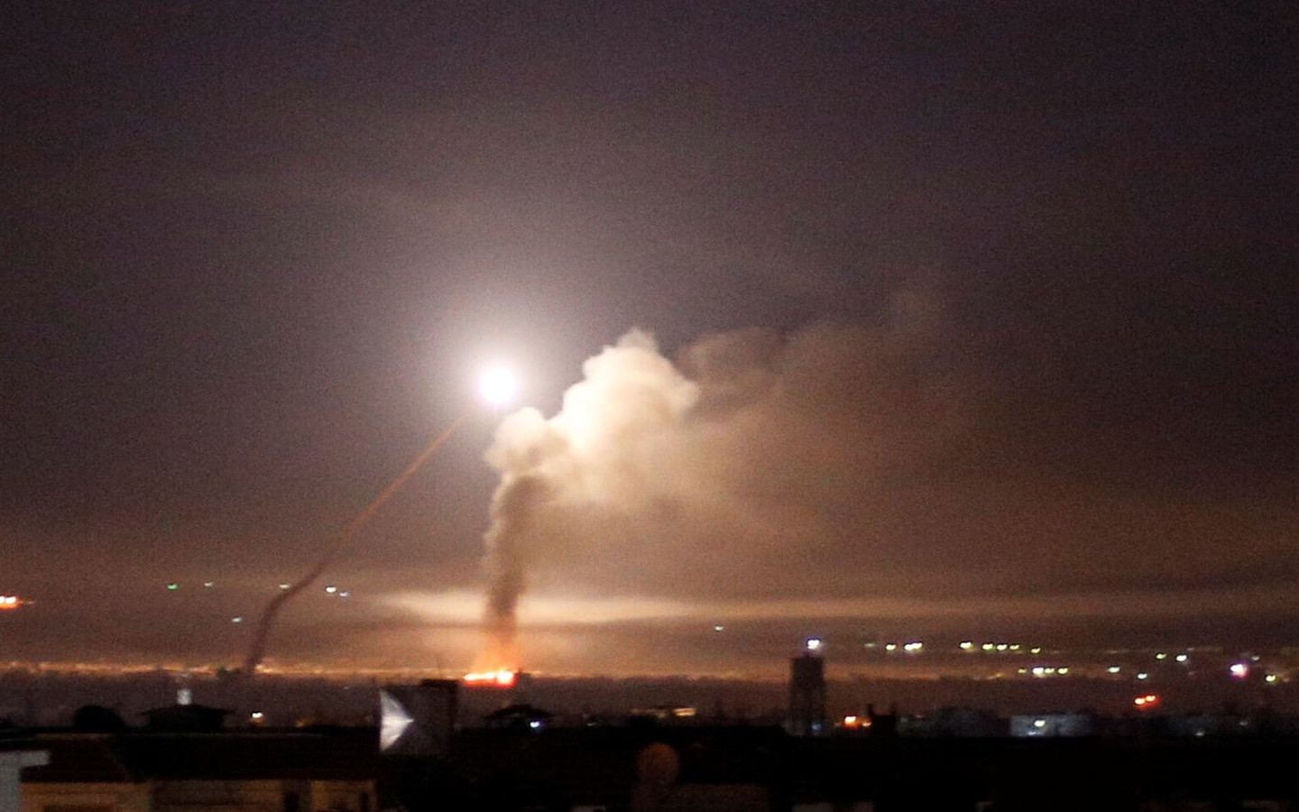 Mỹ đồng loạt hỗ trợ vũ kh&iacute;, trang thiết bị cho Israel v&agrave; Ukraine