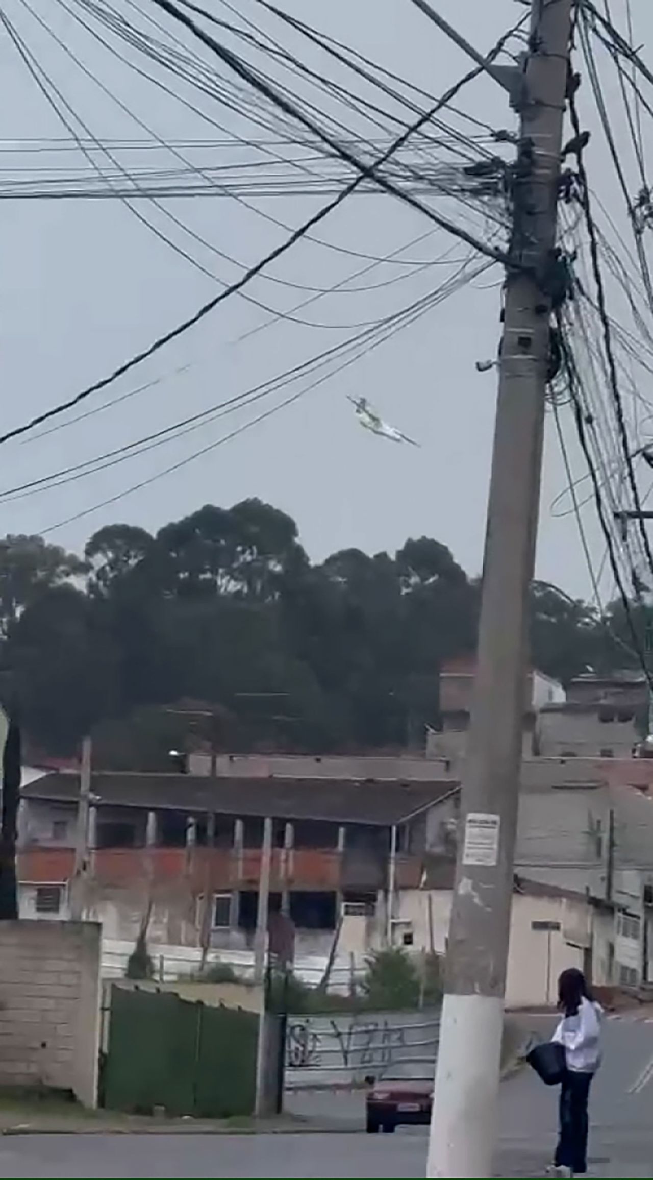 Video khoảnh khắc m&aacute;y bay chở &iacute;t nhất 61 người rơi thẳng xuống khu d&acirc;n cư tại Brazil- Ảnh 1.