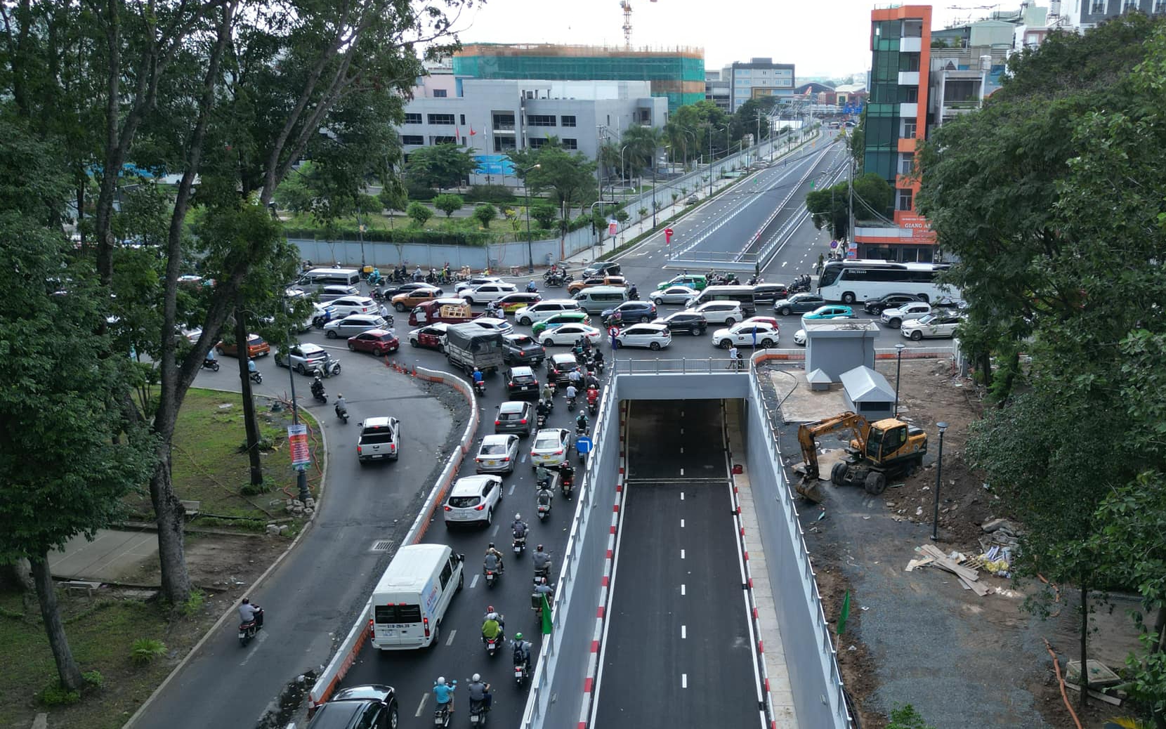 Thủ tướng: Xong hầm chui Trần Quốc Ho&agrave;n, TP.HCM ph&aacute;t huy l&agrave;m tốt c&aacute;c dự &aacute;n kh&aacute;c