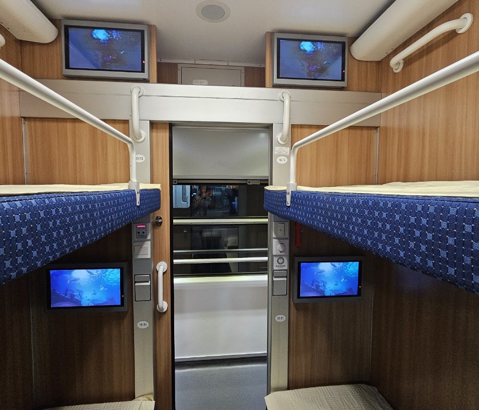 Cận cảnh toa t&agrave;u hạng sang chạy tuyến S&agrave;i G&ograve;n - Nha Trang- Ảnh 6.