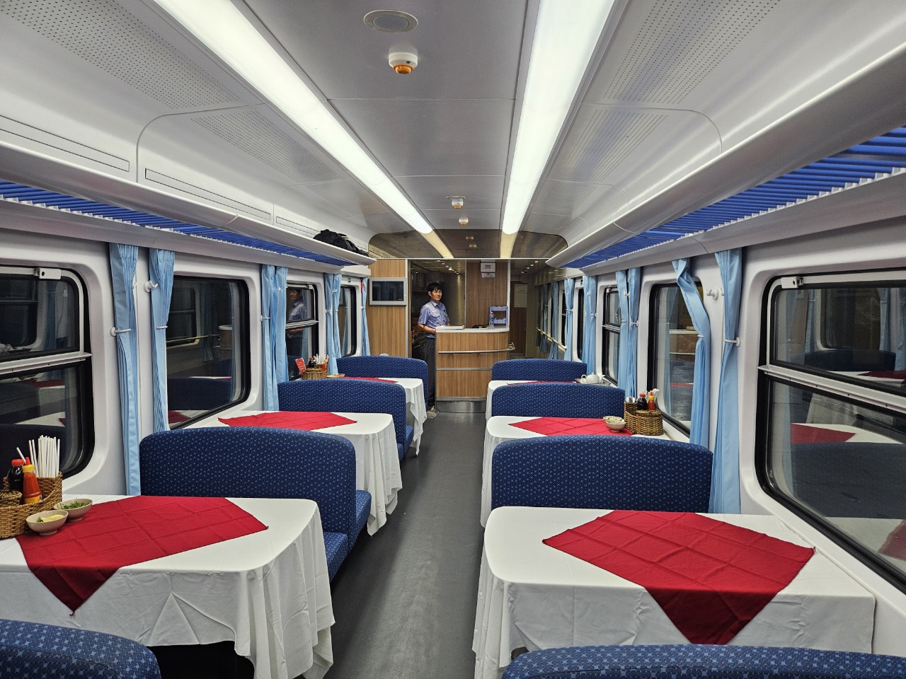 Cận cảnh toa t&agrave;u hạng sang chạy tuyến S&agrave;i G&ograve;n - Nha Trang- Ảnh 8.