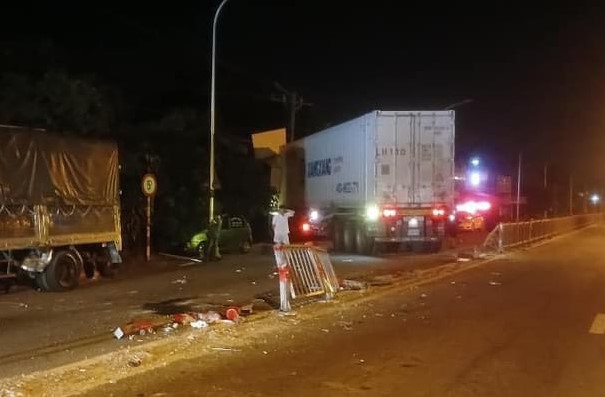 Xe container tự t&ocirc;ng dải ph&acirc;n c&aacute;ch rồi h&uacute;c &ocirc; t&ocirc; tải lật nh&agrave;o- Ảnh 1.