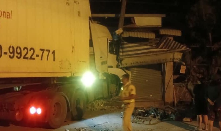 Xe container tự t&ocirc;ng dải ph&acirc;n c&aacute;ch rồi h&uacute;c &ocirc; t&ocirc; tải lật nh&agrave;o- Ảnh 2.