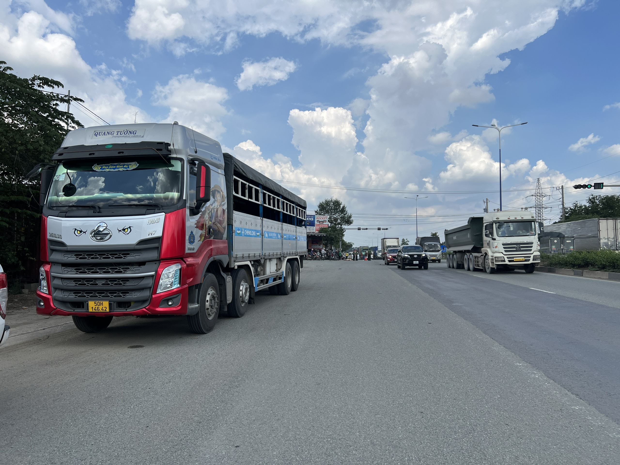 Xe tải lấn l&agrave;n va chạm xe &ocirc;m, người phụ nữ v&agrave; b&eacute; trai tử vong- Ảnh 2.