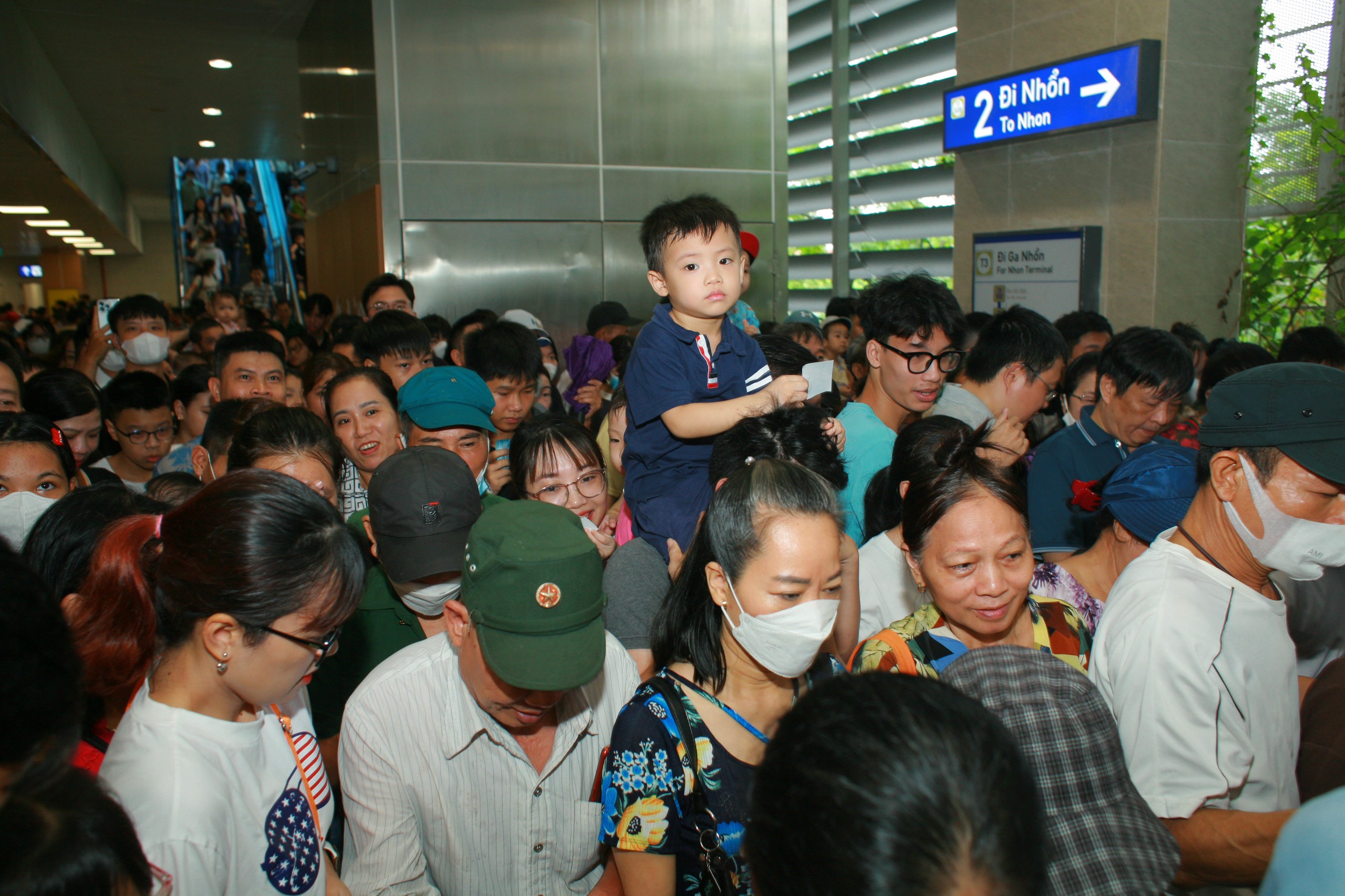 Metro Nhổn - ga H&agrave; Nội đ&ocirc;ng nghẹt ng&agrave;y cuối tuần- Ảnh 3.