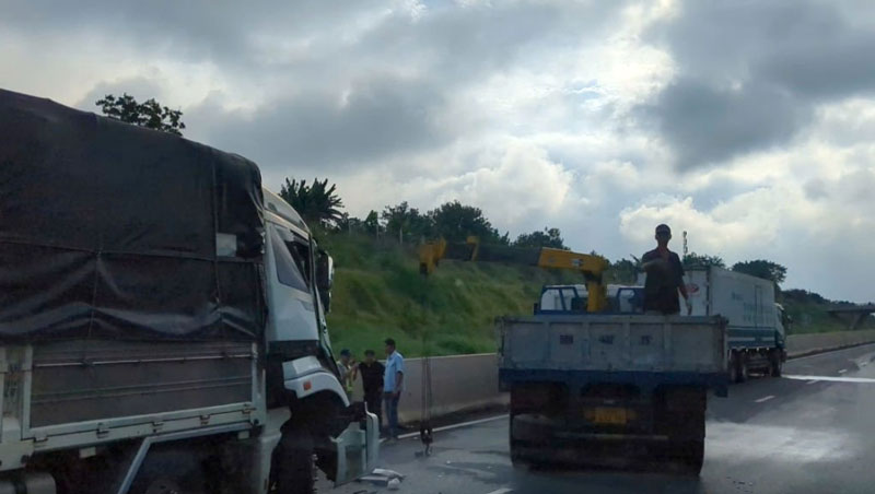 Hiện trường vụ hai xe tải va chạm khiến t&agrave;i xế bị thương.