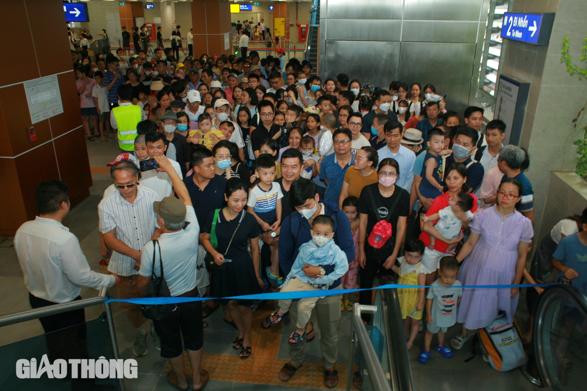 Metro Nhổn - ga H&agrave; Nội đ&ocirc;ng nghẹt ng&agrave;y cuối tuần- Ảnh 1.