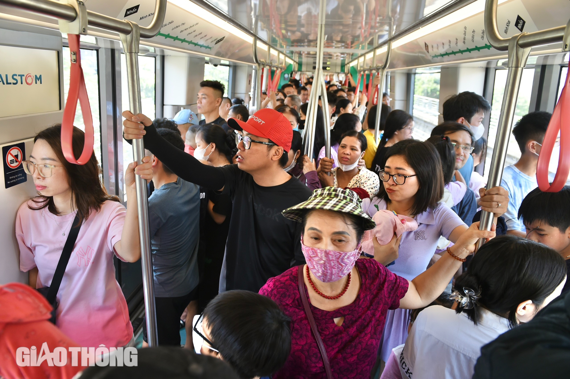 Metro Nhổn - ga H&agrave; Nội đ&ocirc;ng nghẹt ng&agrave;y cuối tuần- Ảnh 8.