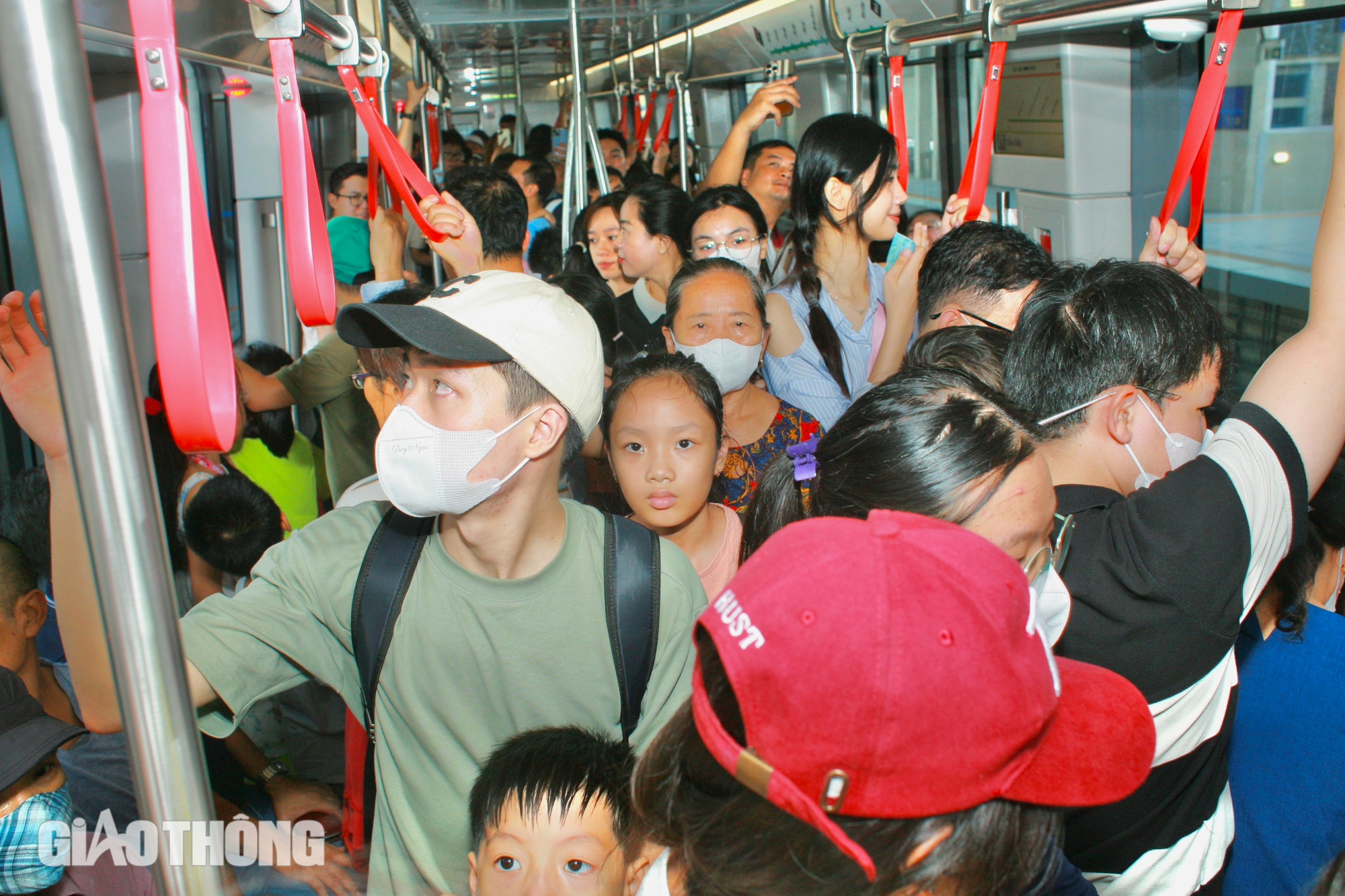 Metro Nhổn - ga H&agrave; Nội đ&ocirc;ng nghẹt ng&agrave;y cuối tuần- Ảnh 10.