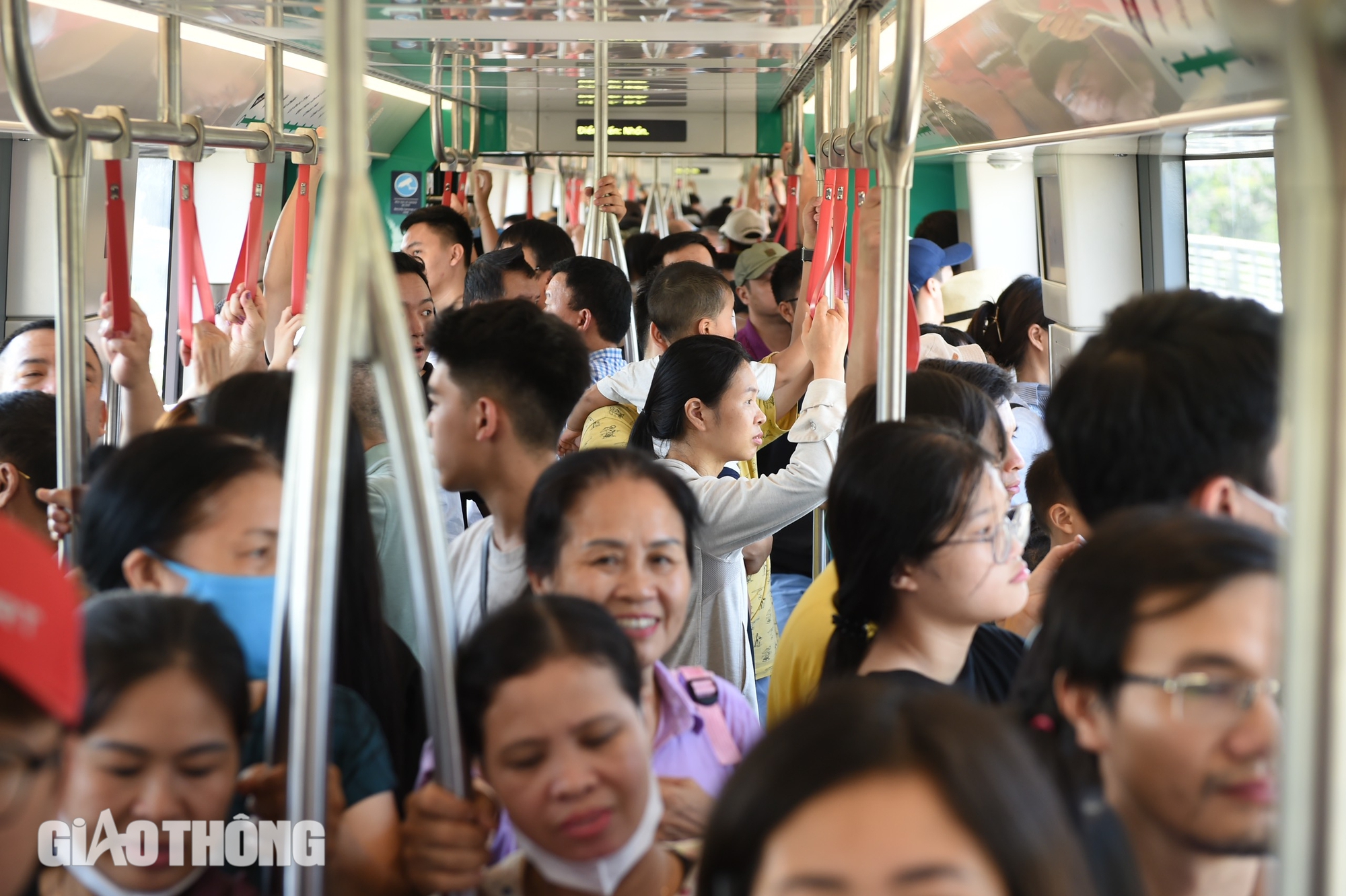 Metro Nhổn - ga H&agrave; Nội đ&ocirc;ng nghẹt ng&agrave;y cuối tuần- Ảnh 11.