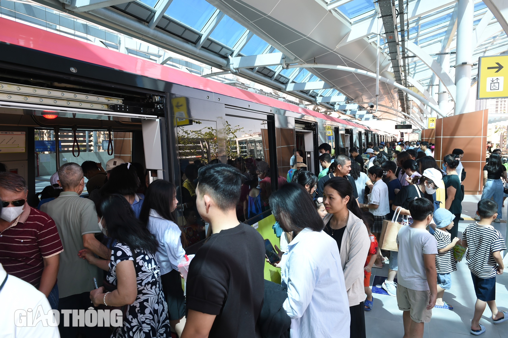 Metro Nhổn - ga H&agrave; Nội đ&ocirc;ng nghẹt ng&agrave;y cuối tuần- Ảnh 14.