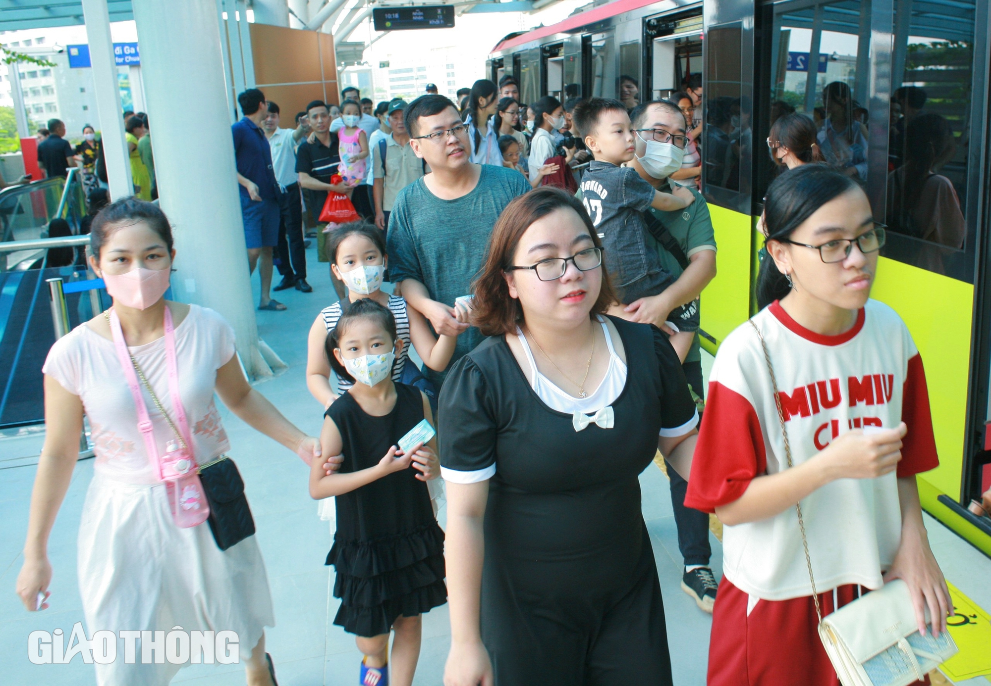 Metro Nhổn - ga H&agrave; Nội đ&ocirc;ng nghẹt ng&agrave;y cuối tuần- Ảnh 15.