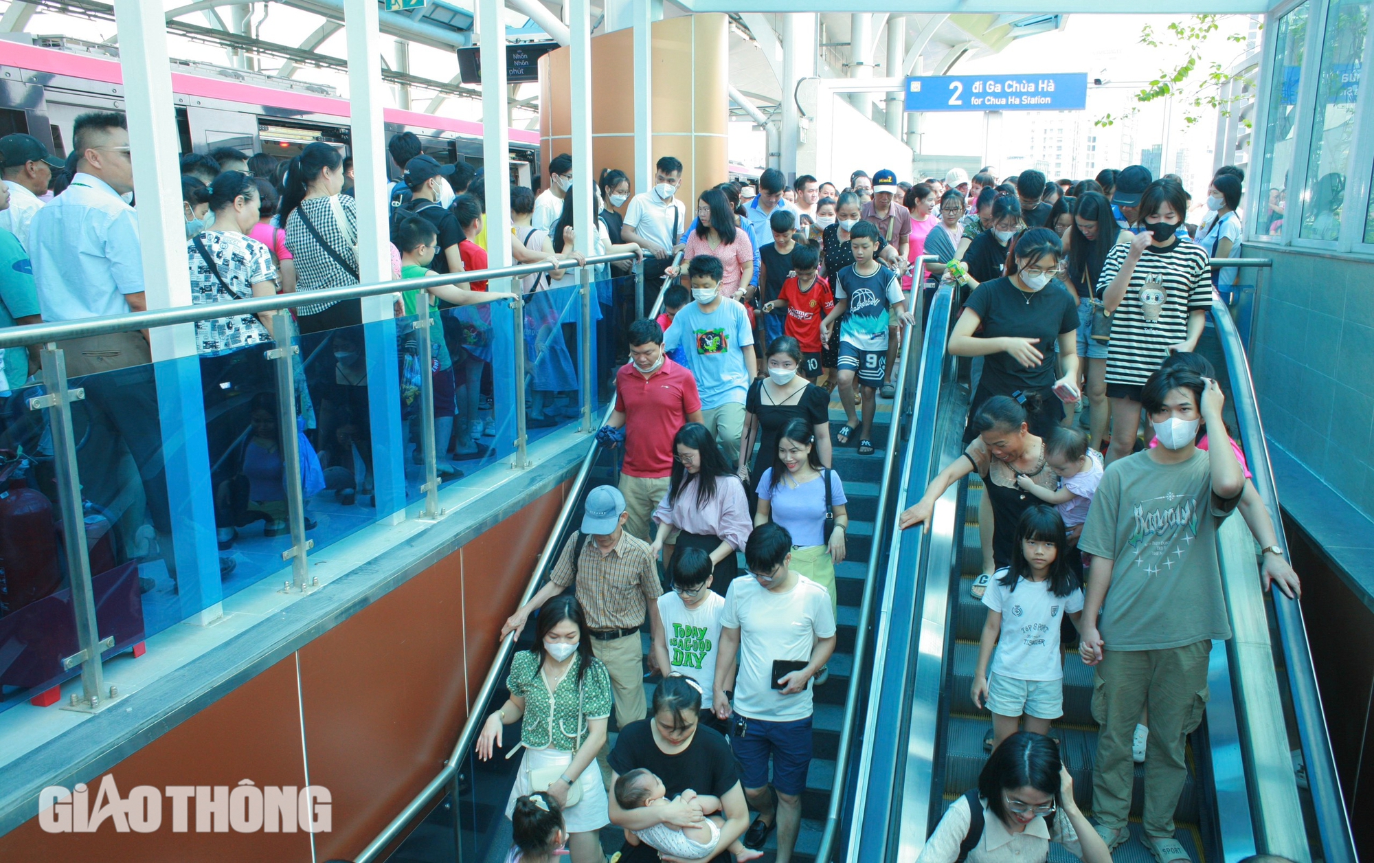 Metro Nhổn - ga H&agrave; Nội đ&ocirc;ng nghẹt ng&agrave;y cuối tuần- Ảnh 16.
