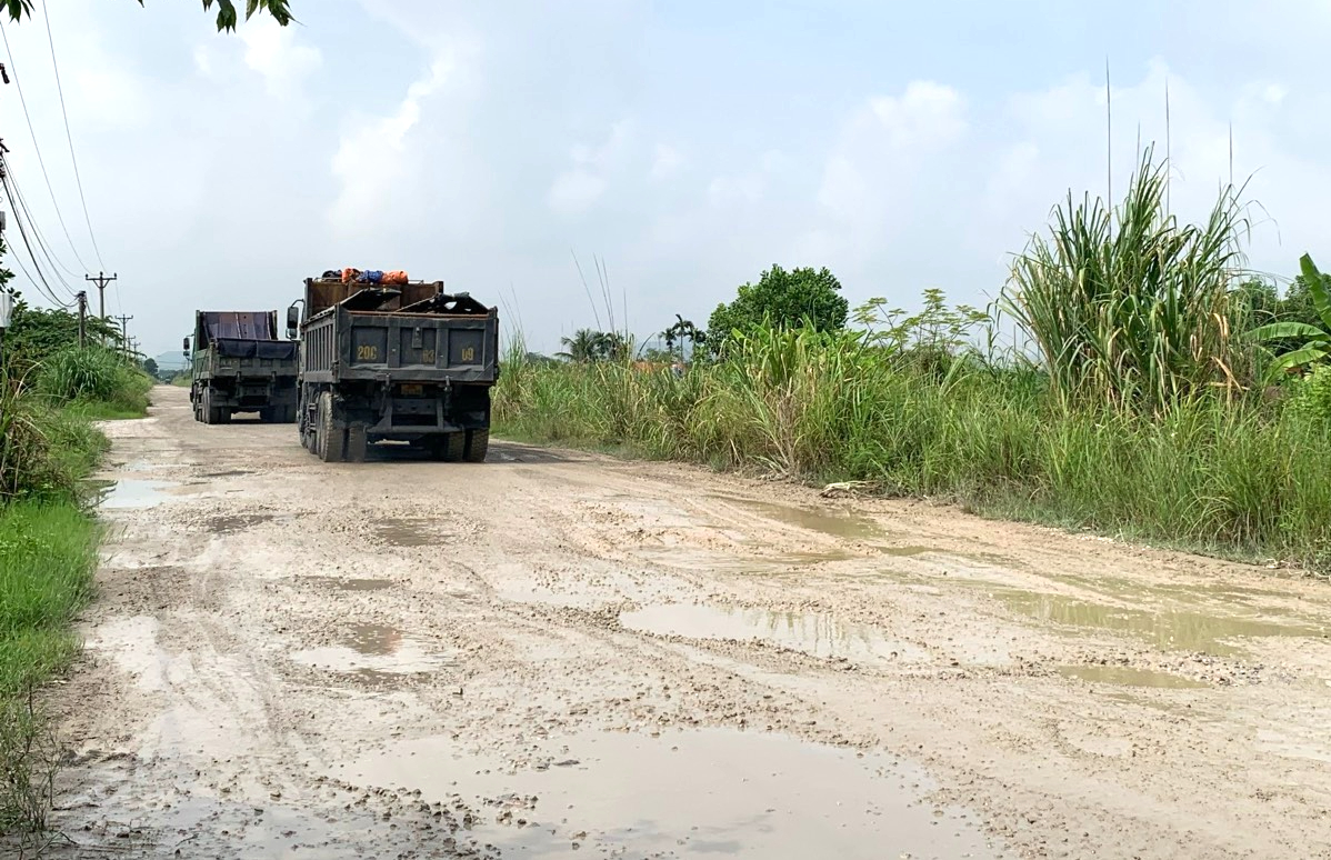 Quảng Ninh: Đường cứu hộ đ&ecirc; n&aacute;t như ruộng c&agrave;y v&igrave; xe tải trọng lớn- Ảnh 3.