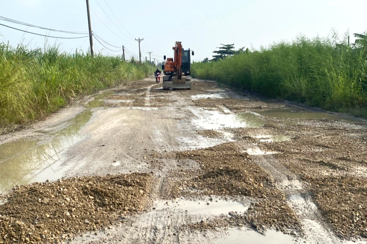 Quảng Ninh: Đường cứu hộ đ&ecirc; n&aacute;t như ruộng c&agrave;y v&igrave; xe tải trọng lớn- Ảnh 4.