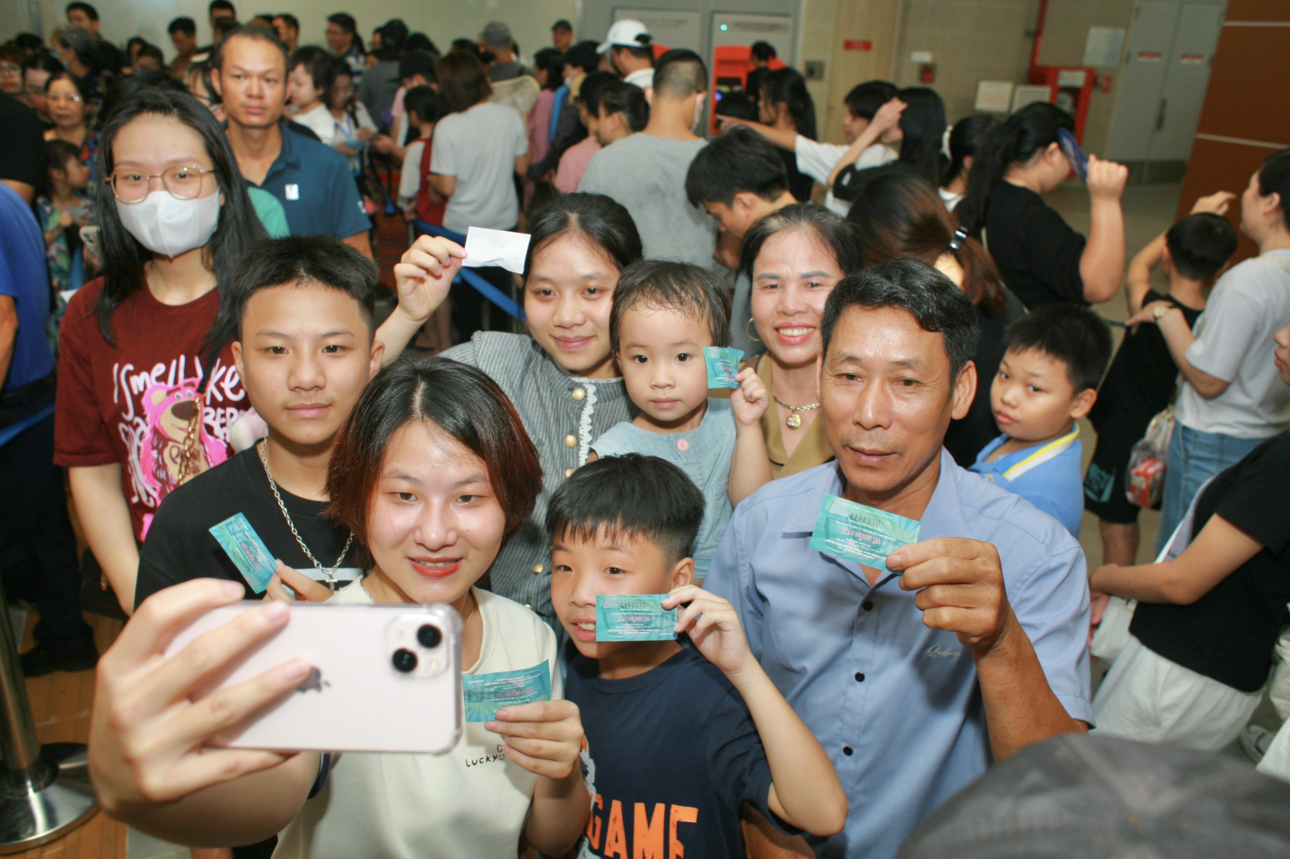 Metro Nhổn - ga H&agrave; Nội đ&ocirc;ng nghẹt ng&agrave;y cuối tuần- Ảnh 4.