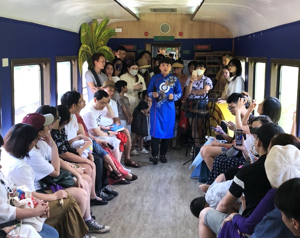 Kh&aacute;ch đi t&agrave;u hỏa được giảm gi&aacute; nhiều dịch vụ taxi, giải tr&iacute;- Ảnh 1.