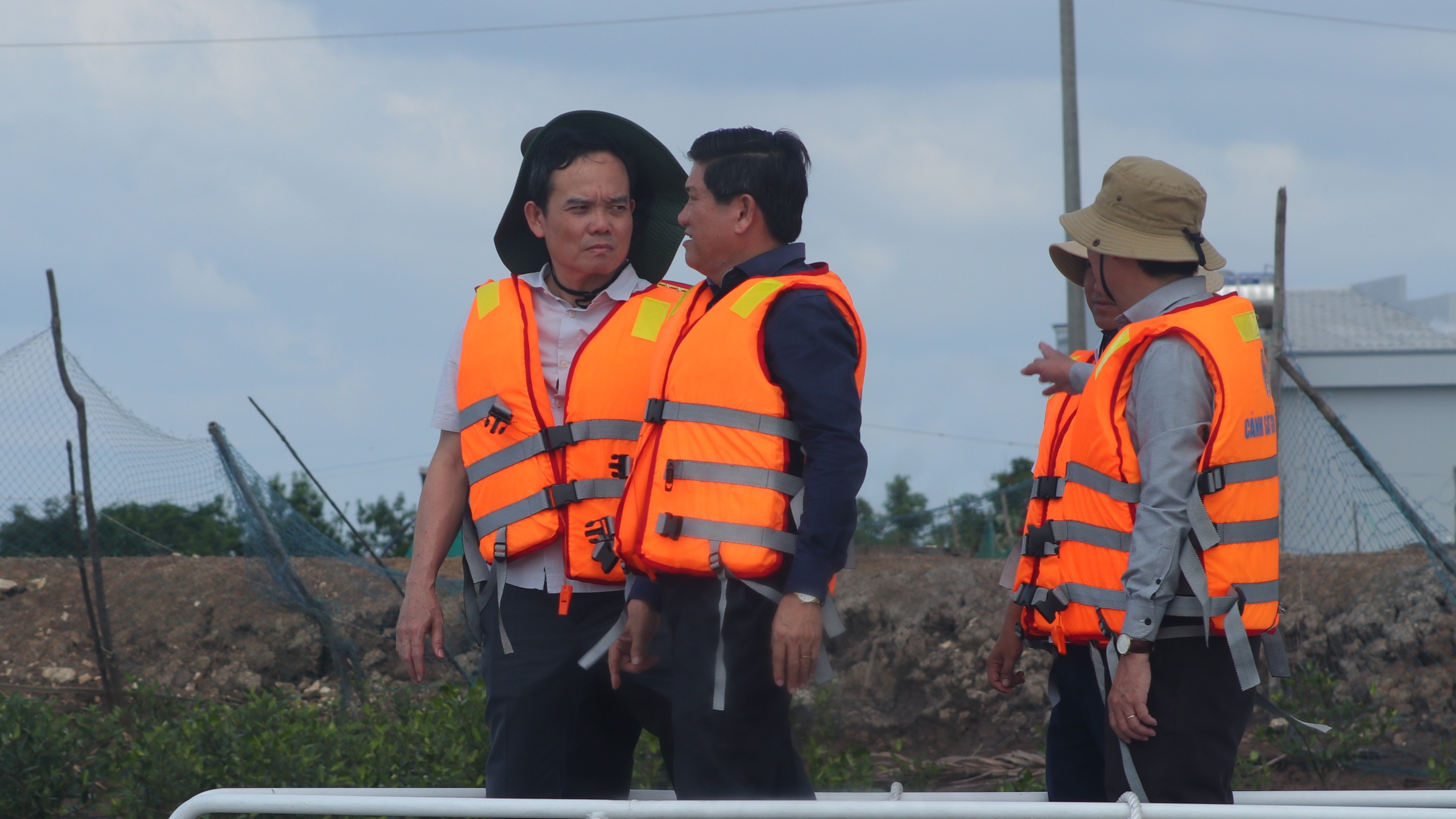 Sạt lở đ&ecirc; biển ở Bạc Li&ecirc;u - C&agrave; Mau: Ph&oacute; thủ tướng lưu &yacute; việc di dời d&acirc;n l&agrave; cấp thiết- Ảnh 4.