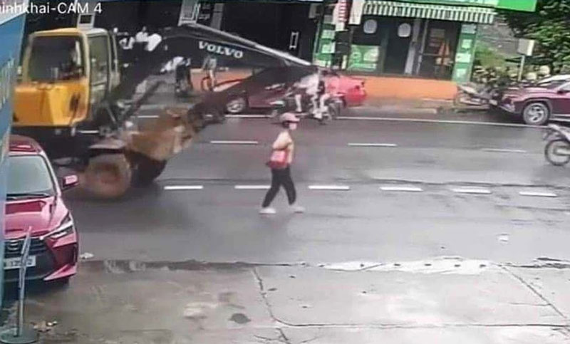 Người phụ nữ đi bộ giữa đường bị xe m&aacute;y x&uacute;c c&aacute;n tử vong. Ảnh cắt từ clip