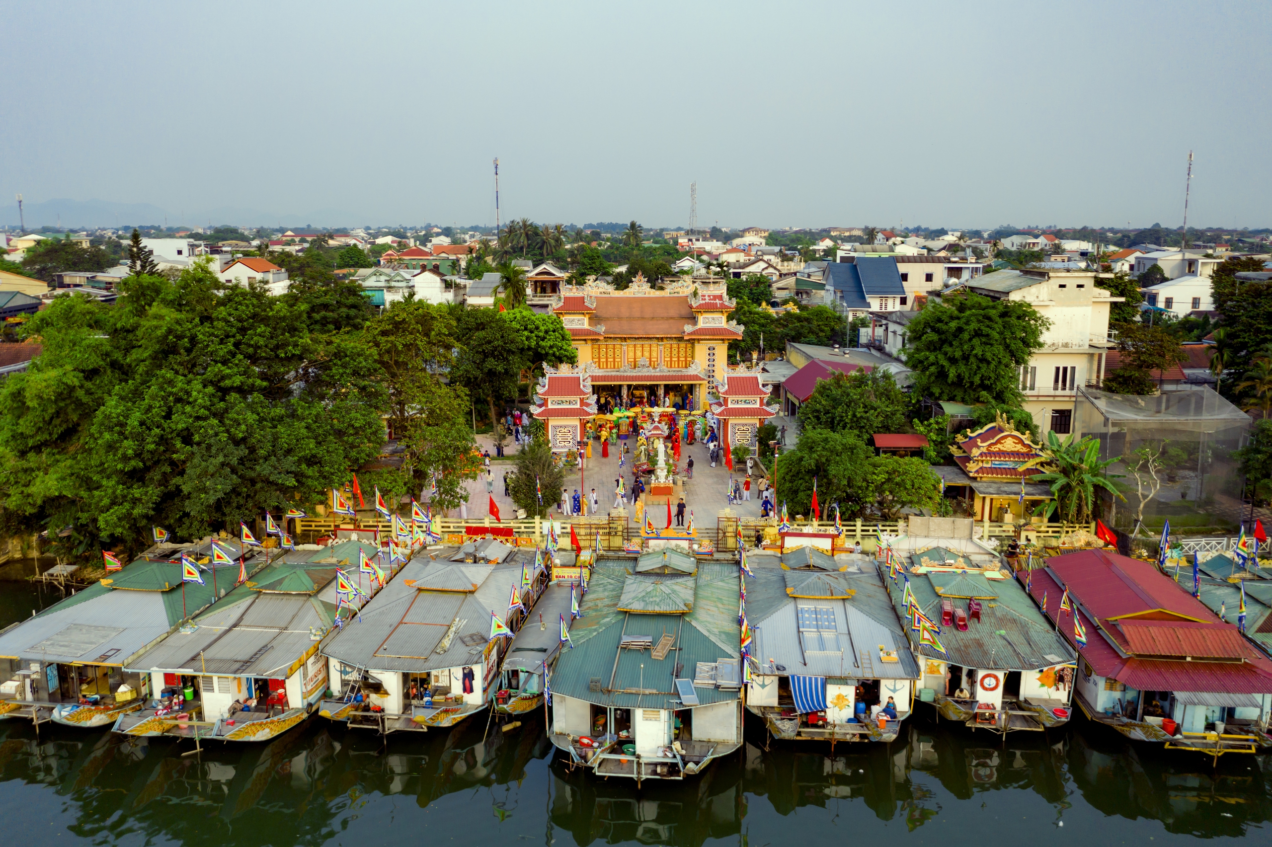 Đ&ocirc;ng đảo người d&acirc;n, du kh&aacute;ch về trẩy hội điện Huệ Nam ở Cố đ&ocirc; Huế- Ảnh 3.