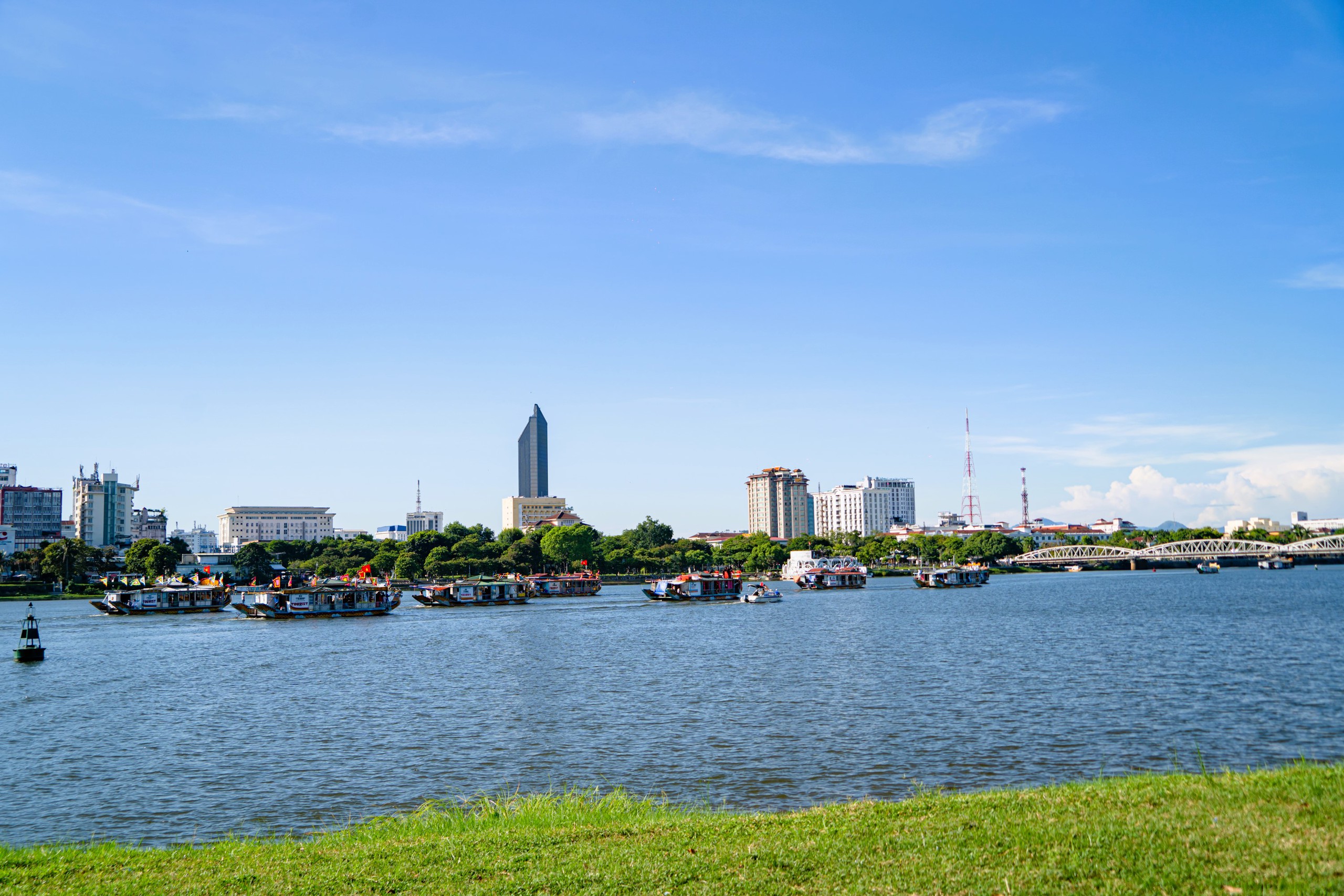 Đ&ocirc;ng đảo người d&acirc;n, du kh&aacute;ch về trẩy hội điện Huệ Nam ở Cố đ&ocirc; Huế- Ảnh 4.