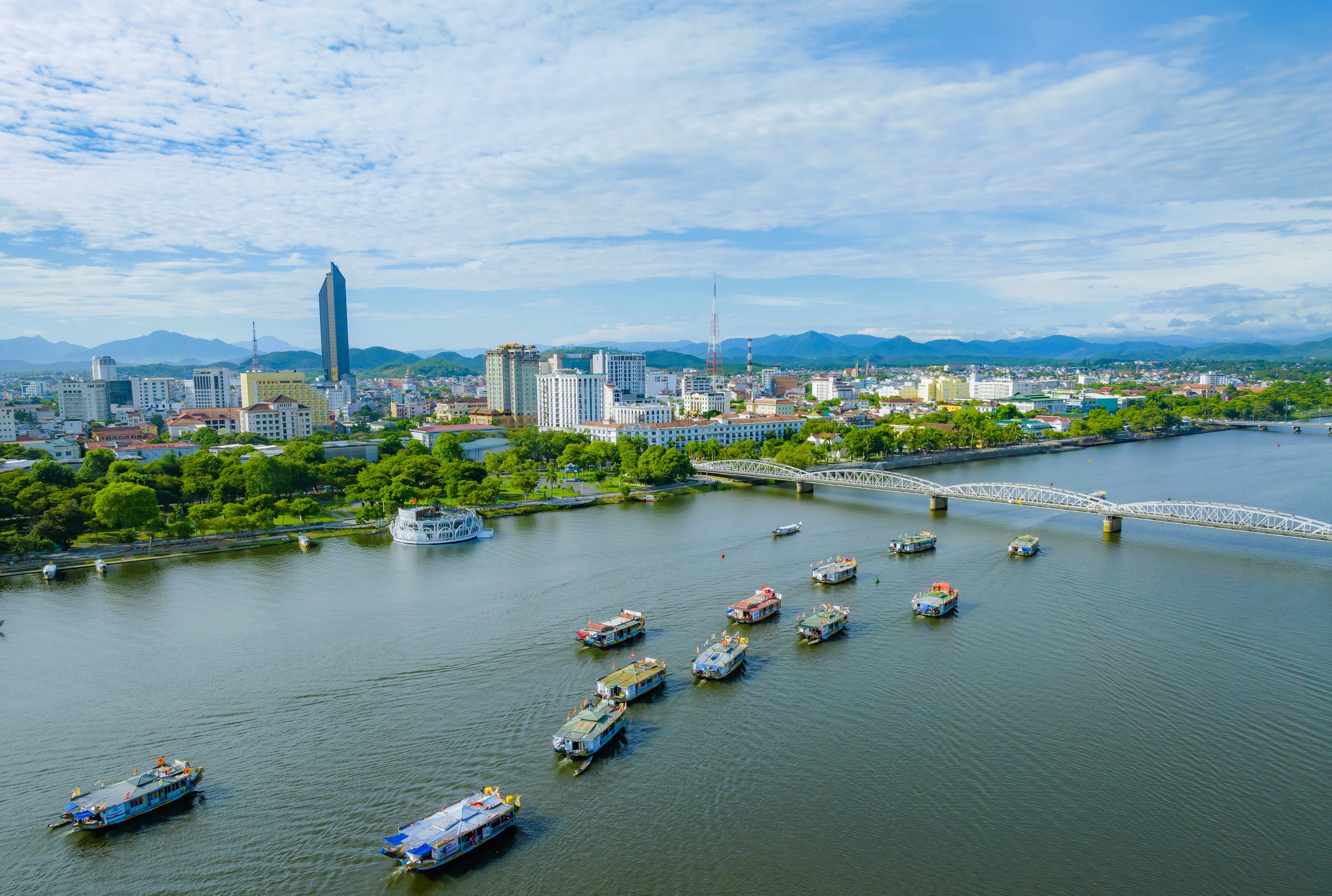 Đ&ocirc;ng đảo người d&acirc;n, du kh&aacute;ch về trẩy hội điện Huệ Nam ở Cố đ&ocirc; Huế- Ảnh 5.