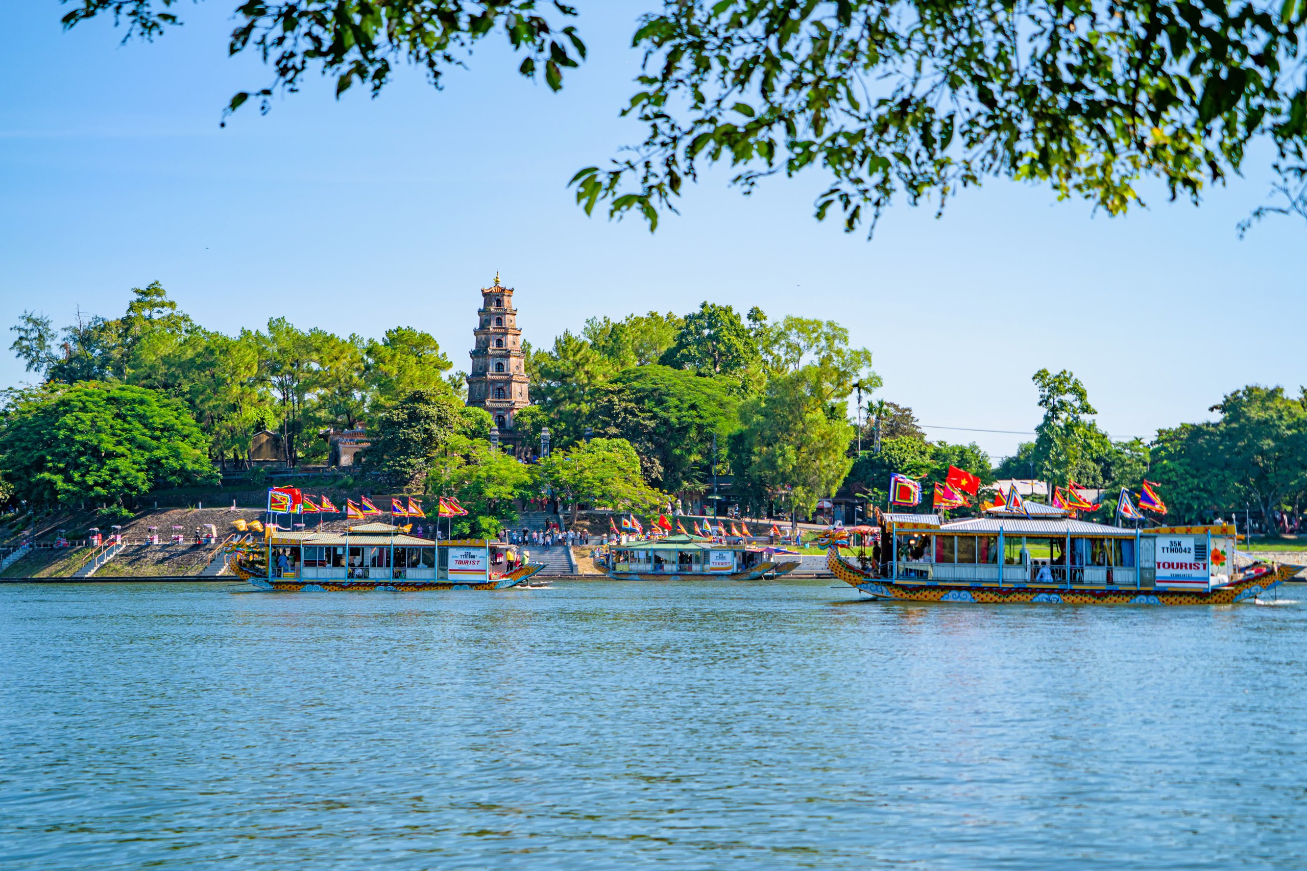 Đ&ocirc;ng đảo người d&acirc;n, du kh&aacute;ch về trẩy hội điện Huệ Nam ở Cố đ&ocirc; Huế- Ảnh 8.